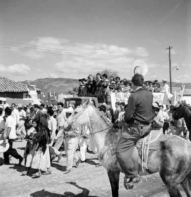 Adolfo L Pez Mateos Y Mujeres Abordo De Un Cami N En Un Recorrido Por