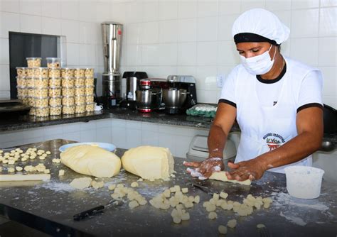 Feira de economia popular solidária reúne produtoras em Feira de