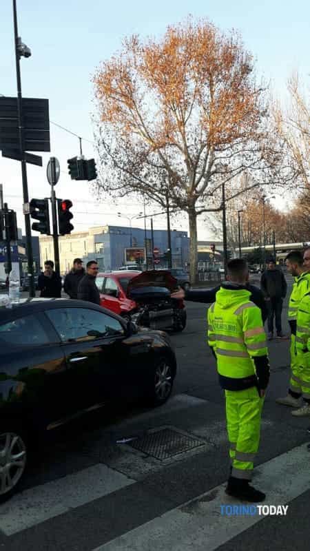 Incidente Con Auto Ribaltata In Corso Unione Sovietica Angolo Piazzale