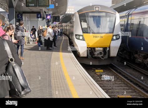 Thames link train arrives at London Bridge station before leaving for ...