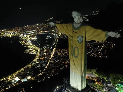 El Cristo Redentor De Rio Se Ilumina Con La 10 De Pelé El Papa Manda