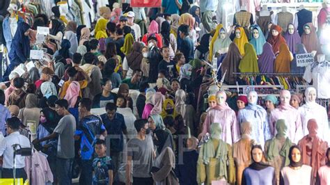 Kepadatan Pengunjung Pasar Tanah Abang Di Minggu Ketiga Ramadan Foto