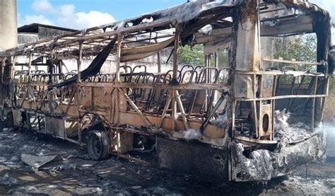 Ônibus Escolar pega fogo às margens de rodovia em Palmeira dos Índios