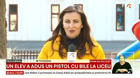 Elev de la un liceu din Lupeni prins cu un pistol cu gaz sub cărți