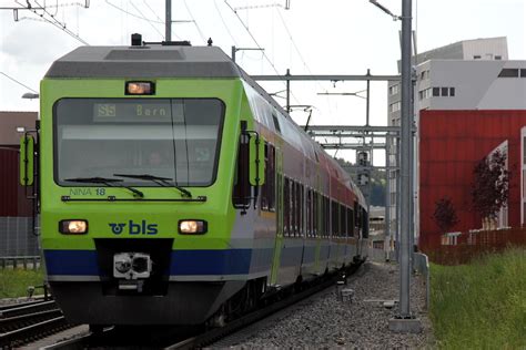 S5 mit BLS NINA RABe 525 18 bei Bern Brünnen Westside in d Flickr