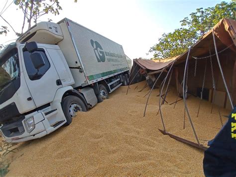 Carreta Carregada De Milho Tomba Na Br E Por Pouco N O Colide