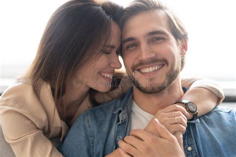 Pareja O Matrimonio En Su Nuevo Hogar Mirando Por La Ventana Imagen De