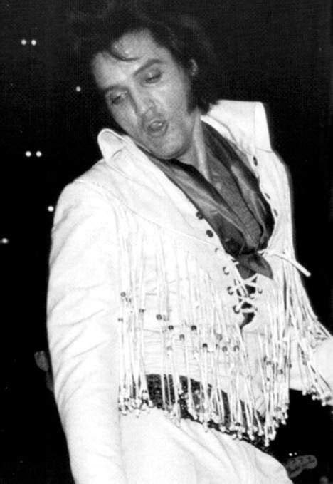 1970 11 17 8h00 Short Fringe Jumpsuit Denver Elvis In Concert Elvis Presley Elvis Jumpsuits