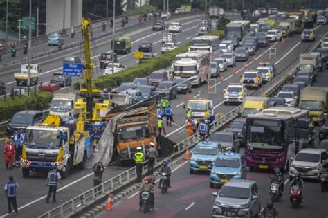 Kecelakaan Truk Di Tol Dalam Kota Jakarta Antara Sumbar