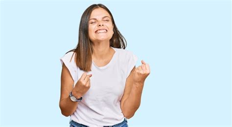 Joven Mujer Cauc Sica Con Camiseta Blanca Casual Emocionada Por El