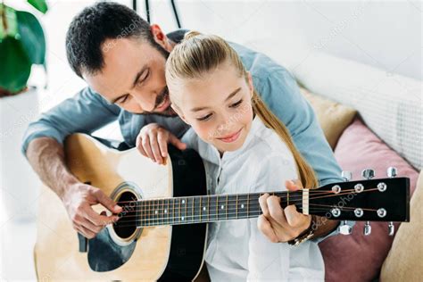 Feliz Padre E Hija Tocando La Guitarra Juntos En Casa 2023