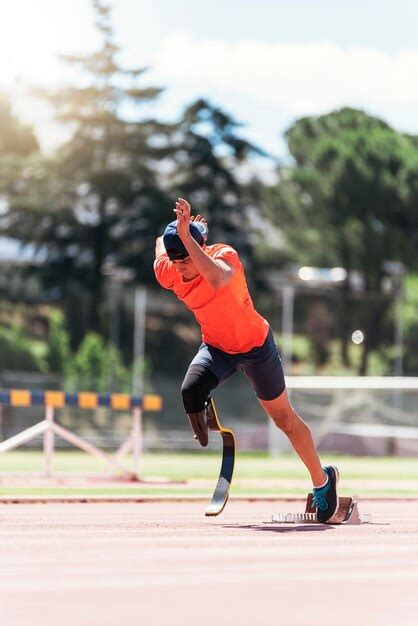 Atleta de homem deficiência treinando prótese de perna