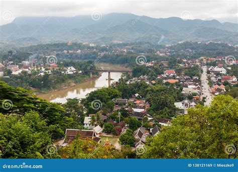 Punto De Vista Y Paisaje En El Prabang Del Luang Laos Imagen De