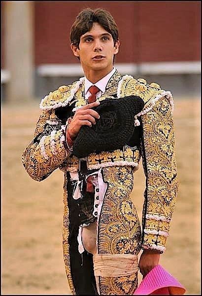 The Right Endings Of Bullfights Traje De Torero Hombres De Hunks Torera