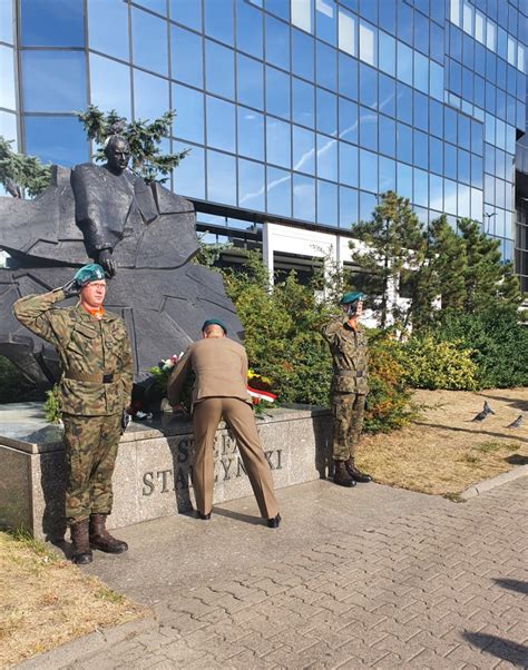 ZŁOŻENIE KWIATÓW PRZED POMNIKIEM S STARZYŃSKIEGO Galerie Szkoła