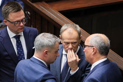 Tusk nie odkrywa kart Zaskakujące doniesienia o rekonstrukcji rządu