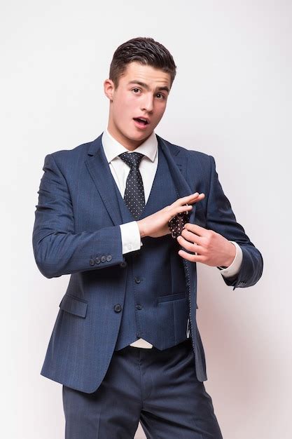 Retrato De Feliz Sonriente Joven Empresario En Traje Azul Aislado En La