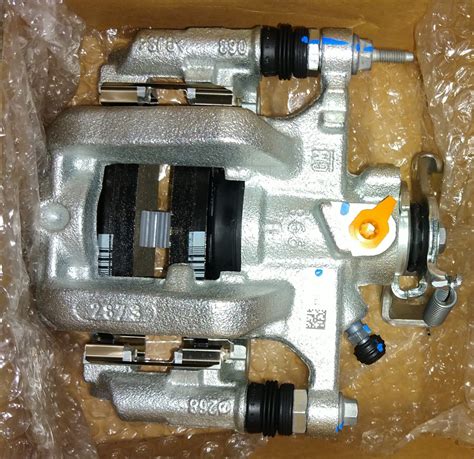 Замена заднего правого суппорта, задних тормозных дисков, колодок ...