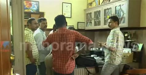 Gold Worth Rs 18 Lakh Looted From Doctors House In Thrissur Onmanorama