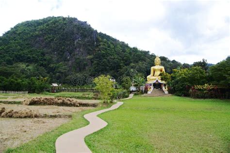 Phra Chao Ton Luang Es Una Gran Estatua De Buddha Al Aire Libre En Wat