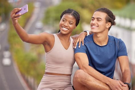 Pareja de fitness y ejercicio selfie y teléfono inteligente al aire