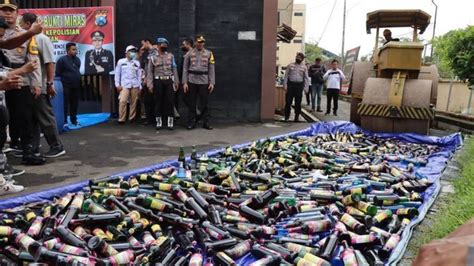 Polisi Bojonegoro Musnahkan Ribuan Botol Minuman Keras Kumparan