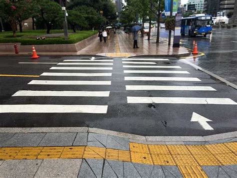 pentingnya   blind road  meningkatkan aksesibilitas