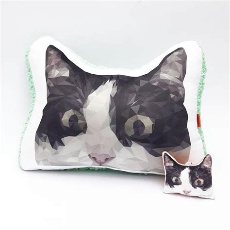 Pack Almohada y Llavero Qala Diseño Gato Tuxedo Low Poly Sodimac