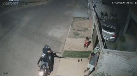 V Deo Mostra Homem Sendo Morto A Tiros Na Frente De Crian A