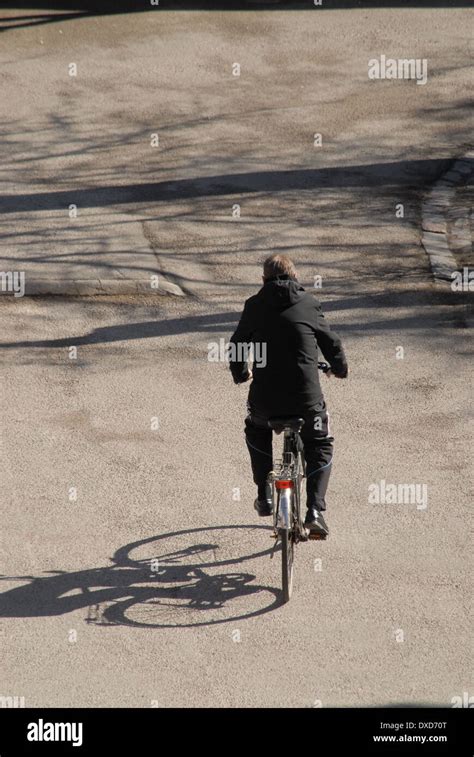 Ganz In Schwarz Gekleidet Fotos Und Bildmaterial In Hoher Aufl Sung