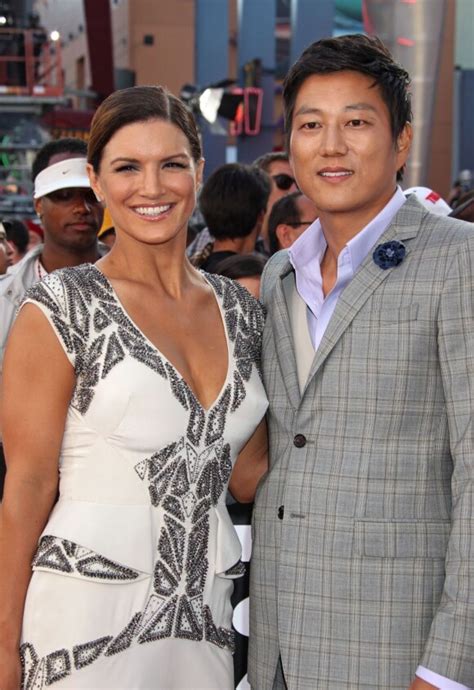 Photo Gina Carano et Sung Kang lors de la première du film Fast