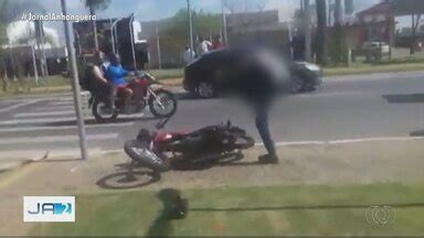 JA 2ª Edição Motociclista destrói própria moto quando é parado por