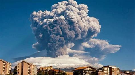 El Volcán Etna Sufre Una Nueva Erupción De Su Cráter Sureste Con Una Lluvia De Cenizas