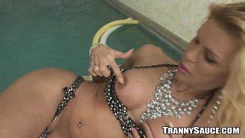 Sexy rubia shemale honey quitándose la ropa XVIDEOS