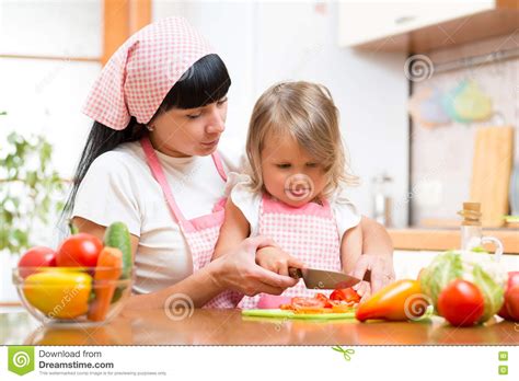 Crian A De Ensino Da M E Que Faz A Salada Na Cozinha Mam E Crian A Que