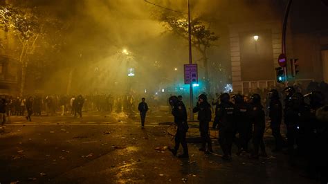 Segundo día de cargas policiales contra los manifestantes en las