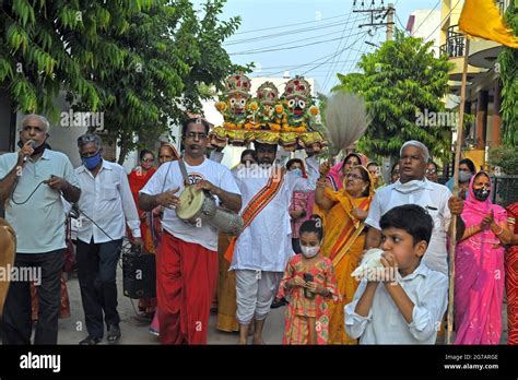 I Devoti Ind Eseguono Il Kirtan Davanti Agli Idoli Di Lord Jagannath