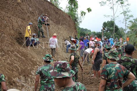 LONGSOR MENUTUP AKSES JALAN ANTARA Foto