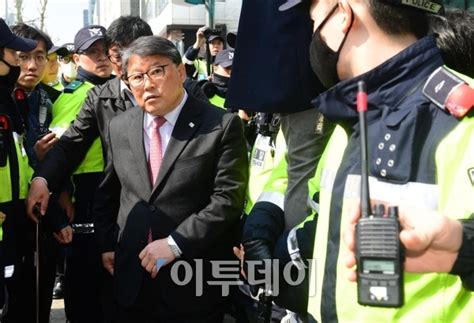 단식 들어간 조원진 “죄 없는 朴 구속연장 정치적 인신감금” 이투데이