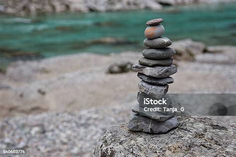 batu bertumpuk keseimbangan  sungai foto stok  gambar