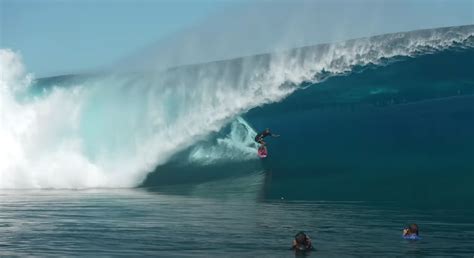 La vague de la semaine est signée Lorenzo Avvenenti à Teahupo o