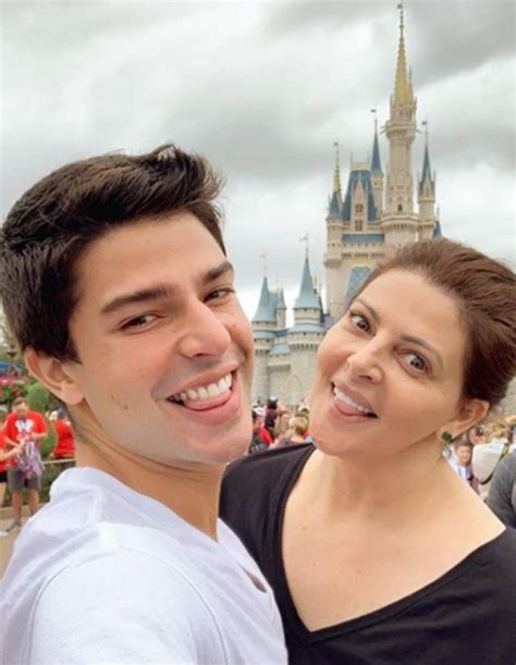 Um mês após morte de Wagner Montes Sonia Lima viaja para a Disney