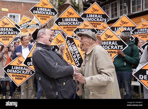 Sir Ed Davey à gauche leader libéral démocrate est félicité par un