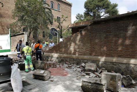 Mor un home de 71 anys després que un camió hagi fet caure un mur del