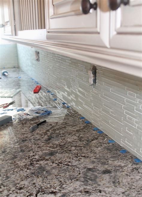 The How To Crew How To Install A Mosaic Tile Backsplash Mosaic Tile