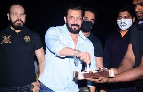 Salman Khan Celebrates Birthday With Paparazzi At Midnight