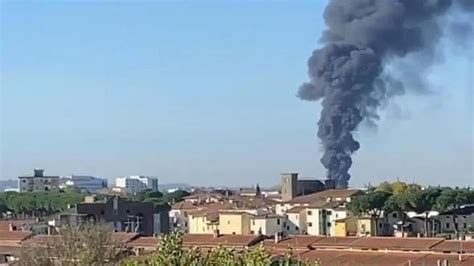 Empoli Incendio In Un Deposito Di Gomme Il Sindaco Chiudete Le