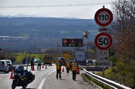 Un Bless Grave Dans Une Collision Entre Un Poids Lourd Et Une Voiture