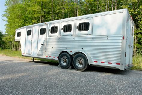 5 Best Horse Trailers with Living Quarters Fit for a Queen - Horse Rookie