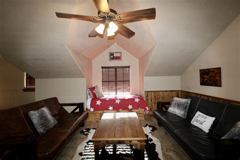 Oak Ridge Lodge — Frio Rentals